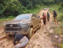 Bantuan Bama dari Bintuni ke Lokasi Banjir terhalang Kubangan Lumpur di Jalan Trans Papua Barat