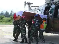 Jenazah Letda Marinir Iqbal dan Pratu Marinir Wilson Anderson Dievakuasi ke Timika